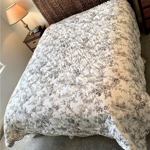 EUC JACLYN SMITH Quilt, 2 Shams & Bedskirt Set. Black White French Country Toile